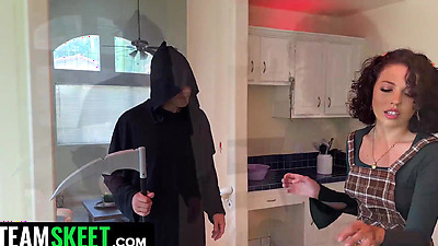 “Show Me What That Wet Little Pussy Feels Like” Babysitter Railed By Her Pervy Employer (TeamSkeet Halloween Special)