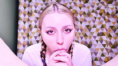 Sexy cosplayer loves to get a big penis in her mouth and make it cum!