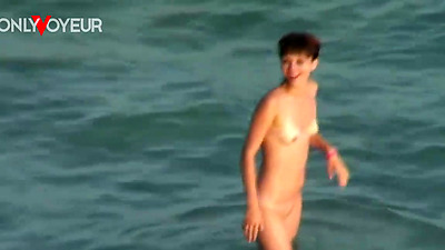 Beach Voyeur. She wanted to swallow, but got just body cumshot. Very hot couple beach sex!