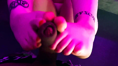 I fuck my gamer roommate and cum on her feet