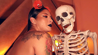 Voodoo Slut gets creampie in her anus