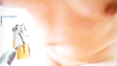 Me follo a la más puta de la universidad mientras vemos una pelicula