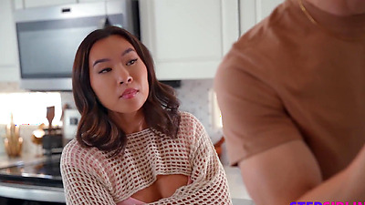 Free Use Elves Kimmy Kimm, Bianca Bangs & Sawyer Cassidy Ride Stepbro's Tasty Candycane - S28:E2