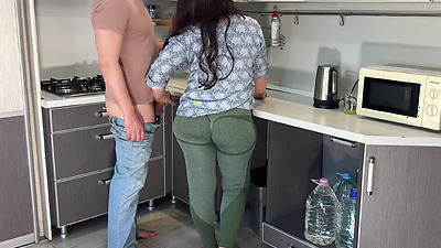 Mature housewife took off her pants from her big butt and took a dick in anal