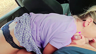 Mom friend's gives me a bj in car