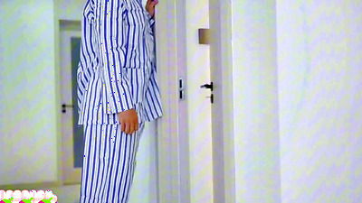 The slutty nurse collects semen and fills her pussy, and the doctor has sex with the patient