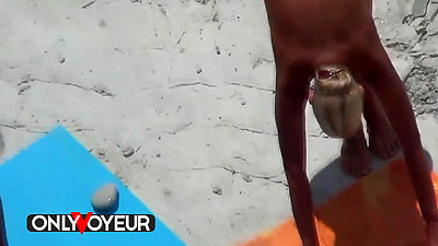 Beach Voyeur. Sugardaddy chilling with hot teen blonde