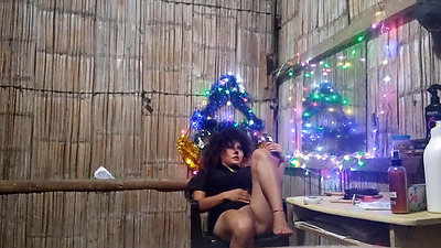 Step on Christmas!! Beautiful curly haired Asian has a passionate adventure with a pizza delivery boy. They have sex standing in an old house