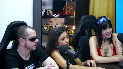 Yummi Paradise arrived at Pápum's Christmas, showed off her body and posed nicely for Ruan - Pápum no Barraco Podcast!