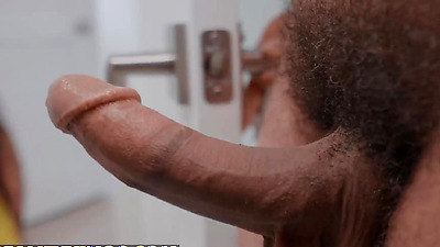 - Elana Bunnz Doesn't Have An Option But To Share Her Bf's Penis With Her Pervy Roommate Advoree