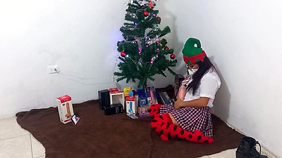 MATURE STUDENT RECEIVES HER CHRISTMAS PRESENTS!! SHE MASTURBATES HER CLITORIS WITH A DILDO WITH SPOTLIGHTS. WHAT A NICE WHORE. REAL HOMEMADE PORN OF AN OLD STUDENT