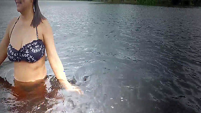 Na floresta tropical, Emposturada com toda sensualidade de mulher madura se banha nas águas do Rio Negro