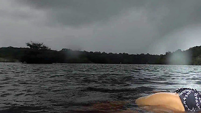 Na floresta tropical, Emposturada com toda sensualidade de mulher madura se banha nas águas do Rio Negro