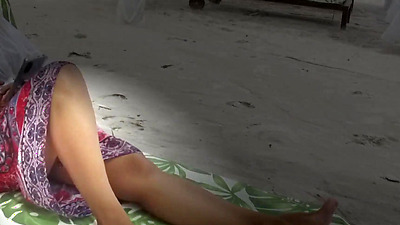 Na floresta tropical, Emposturada com toda sensualidade de mulher madura se banha nas águas do Rio Negro