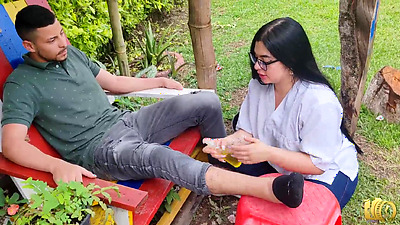 Nuestra profesional de la salud Antonella ayuda a Cris y diagnostica una masaje un su polla para curarlo.