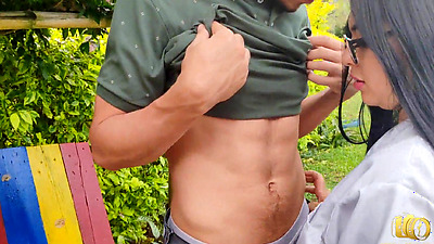 Nuestra profesional de la salud Antonella ayuda a Cris y diagnostica una masaje un su polla para curarlo.