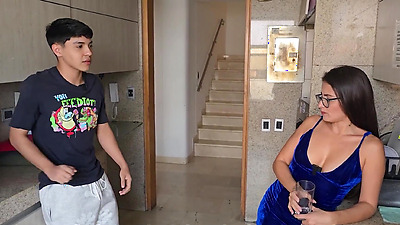 ESPIO A MI HIJASTRO MASTURBNDOSE Y TAMBIN A MIS HIJASTROS FOLLANDO Y EXCITA