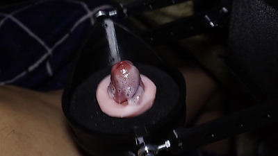 Automatic masturbator in action but I try not to cum and I succeed!