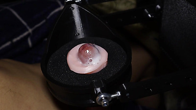 Automatic masturbator in action but I try not to cum and I succeed!