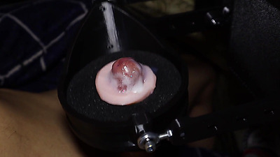 Automatic masturbator in action but I try not to cum and I succeed!