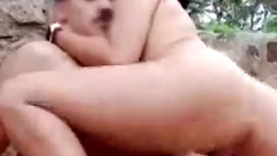 Murai comendo Rabuda na praia