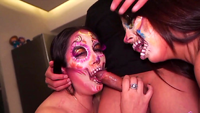 La CALAVERGUITA! Milfs culonas reciben dulce de su sobrinastro