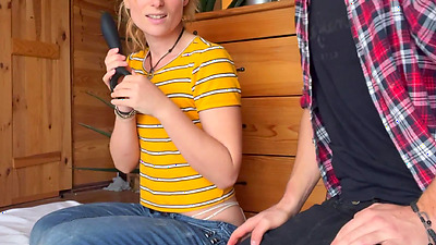 Mon colocataire m'offre un gode pour Noël et je lui montre ce que je sais faire ! JE SUIS CHAUDE !!!