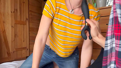 Mon colocataire m'offre un gode pour Noël et je lui montre ce que je sais faire ! JE SUIS CHAUDE !!!