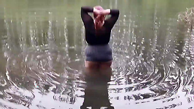 I fuck a pretty blonde in the river, they saw us already