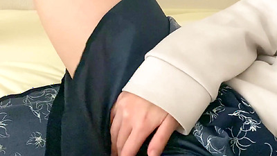 Волохата японська любителька мастурбує