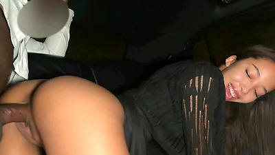 Une Belle Fille A Papa Baisée Dans Une Limousine Pour Le Plaisir En Lui Parlant Au Téléphone !!!