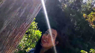 Desconocido me invita a fumar en el parque ARVI y termino follandome entre la naturaleza de Medellin