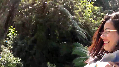 Desconocido me invita a fumar en el parque ARVI y termino follandome entre la naturaleza de Medellin