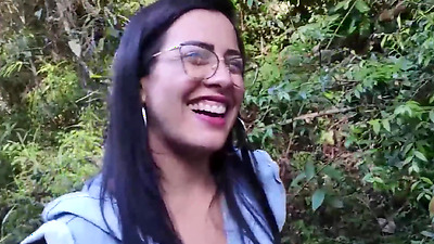 Desconocido me invita a fumar en el parque ARVI y termino follandome entre la naturaleza de Medellin