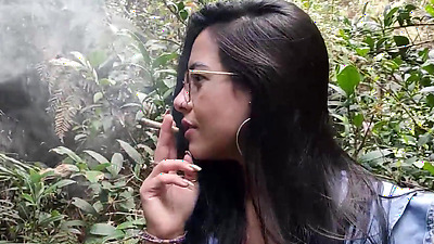 Desconocido me invita a fumar en el parque ARVI y termino follandome entre la naturaleza de Medellin