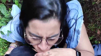 Desconocido me invita a fumar en el parque ARVI y termino follandome entre la naturaleza de Medellin