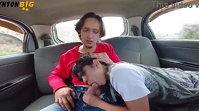 Fucking a sexy in a moving car