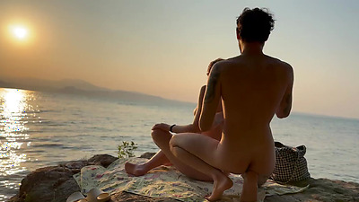 I asked a stranger to put me some sunscreen on a nudist beach