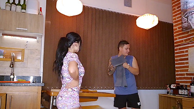 Mi novio llegó del gimnasio y tuvo que terminar su rutina de cardio comiéndose mi coño rosa