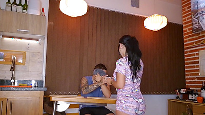 Mi novio llegó del gimnasio y tuvo que terminar su rutina de cardio comiéndose mi coño rosa