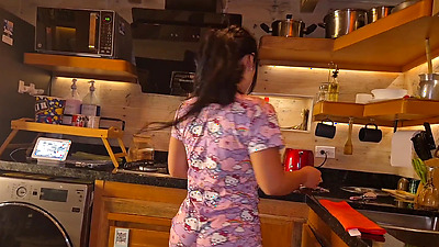 Mi novio llegó del gimnasio y tuvo que terminar su rutina de cardio comiéndose mi coño rosa