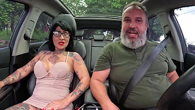 Aos 42 anos essa mãezona entra na carona já dando o rabo para o motorista - Shirley Azevedo