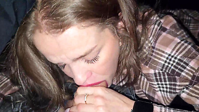 A married bitch riskily sucked a taxi driver's shaft.