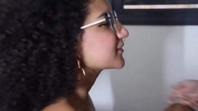 Teste do sofá com a fada realizando o primeiro vídeo lesbo da novinha