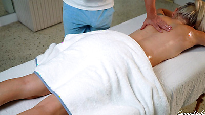 Fake masseur gives unexpected orgasms to SPA clients4