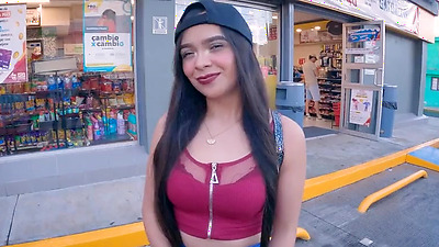 Con La Cajera Del Mini Market