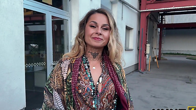 HUNT4K. Hunter ran into a sexy girl in public and fucked her in the fortune-telling salon