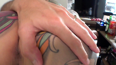 When Rin-san, who has a full body tattoo and dreams of doing sex work for women, sees her naked body after taking off her clothes, she gets horny and sucks on her nipples and neck, mixes her tongue with him in a rich D-kiss,