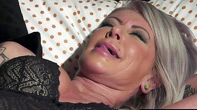 21 SEXTREME - Cute Mia Evans Loves Playing With Her Pussy And Her Older Lover Joins Her3