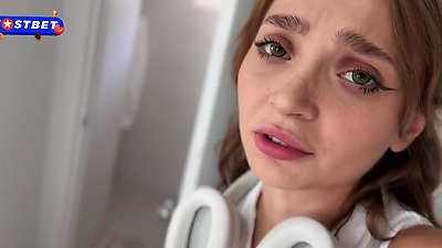 Helped Sexy Brunette On Jogging And She Decided To Give Her Pussy As Gratitude